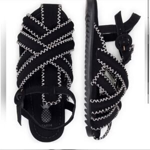Farm Rio zigzag flat sandals black size 9 NEW IN BOX